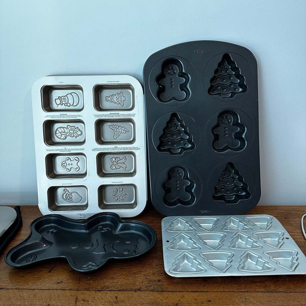 Wilton and MSPCI Christmas Holiday Bakeware Bundle 4-Piece Set